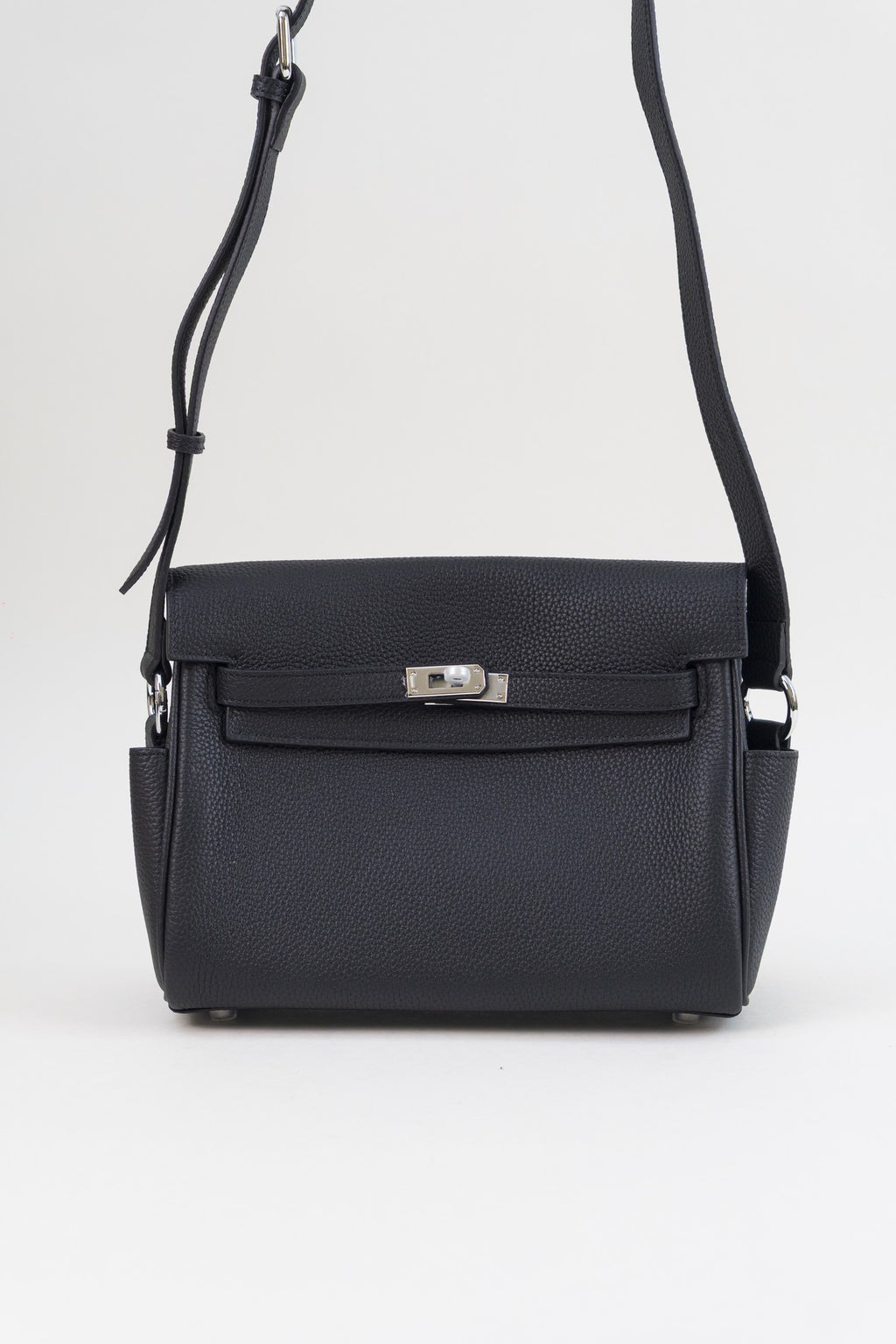Saloria Messenger in Black