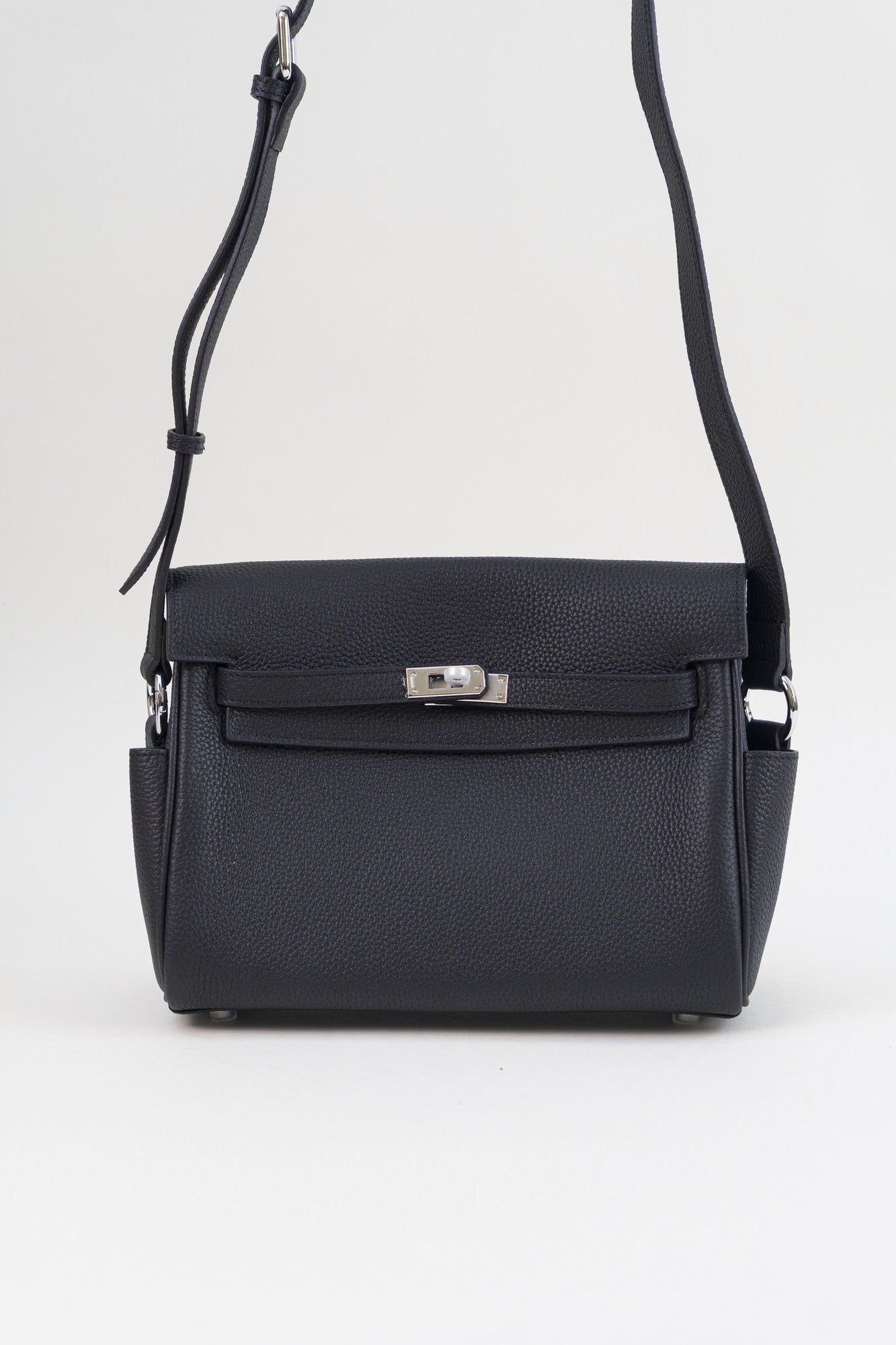 Saloria Messenger in Black