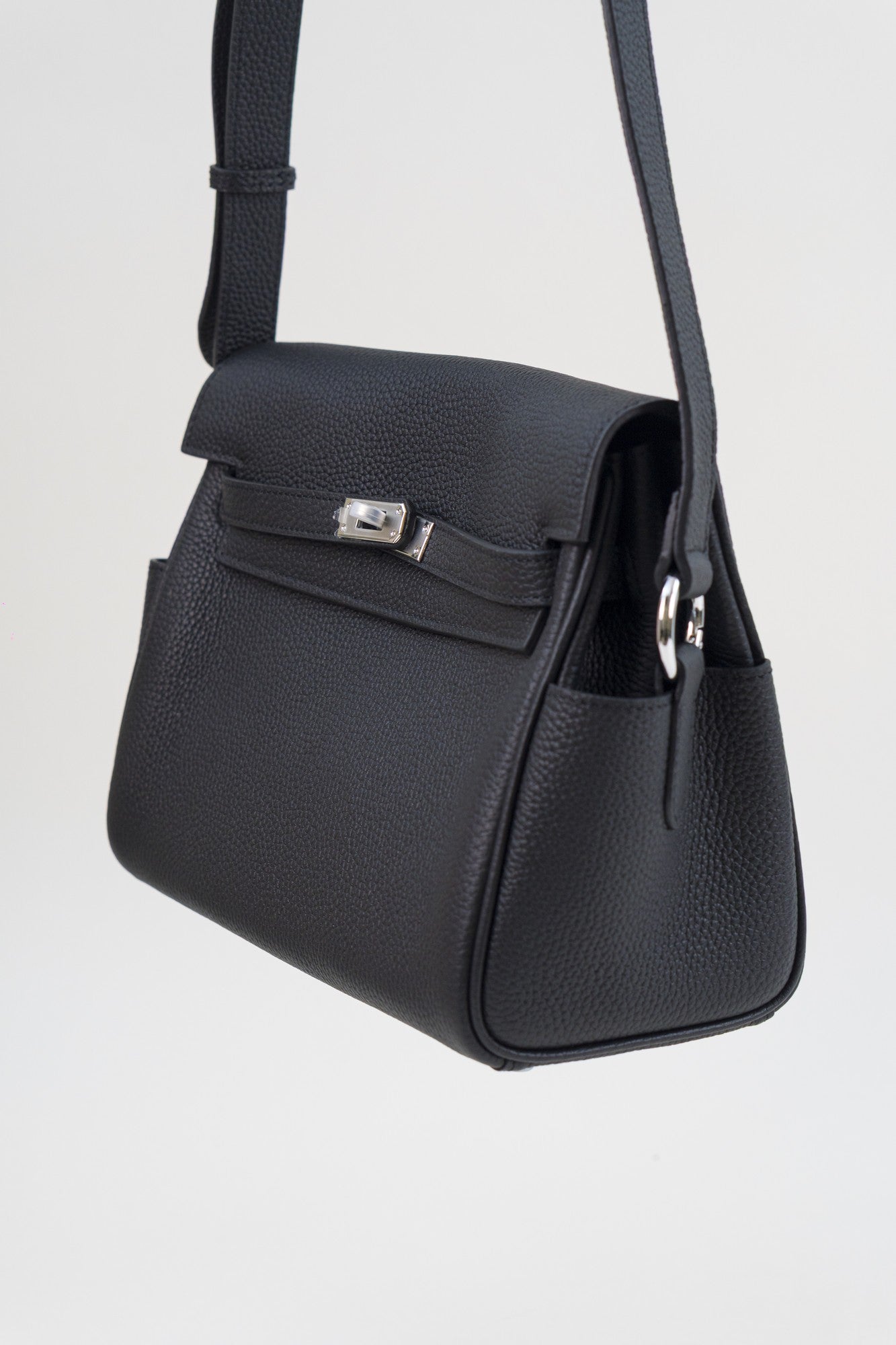 Saloria Messenger in Black